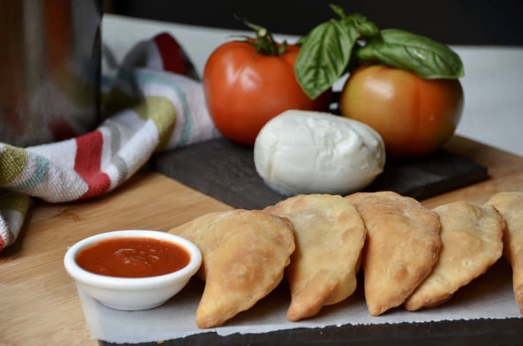 Half-moon filled pizza with Mozzarella, tomato and pesto - 8 pieces (V)