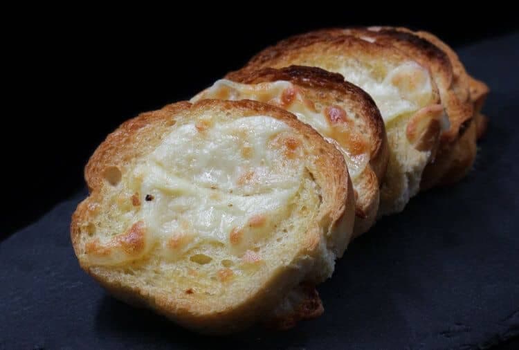 Cheezy Garlic Bread (6pcs)
