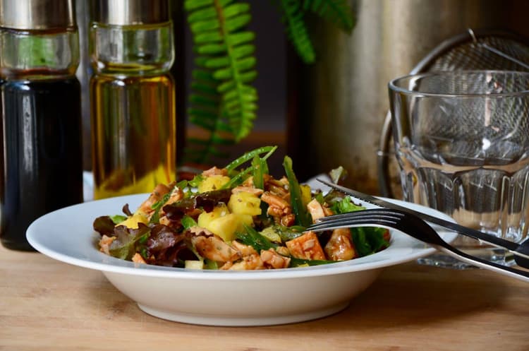 Salad, chicken bbq, pineapple, capsicum, honey & oregano dressing
