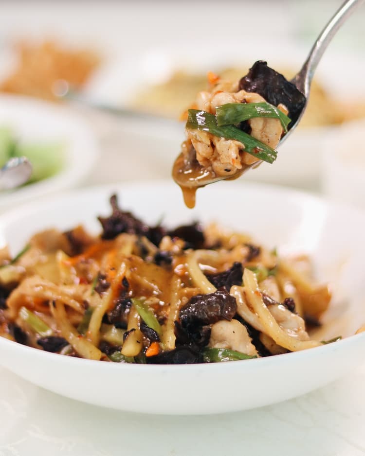 Sautee Slices of Chicken with Black Fungus