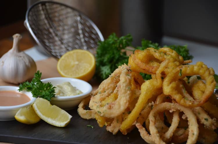 Crispy Calamari and onions ring with aioli sauce and American sauce