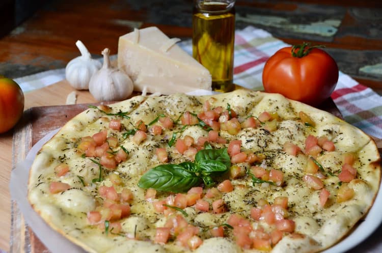 FOCACCIA 30 cm, garlic, fresh tomato and Parmesan (V)