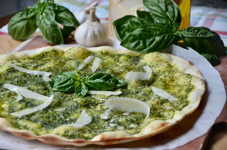 FOCACCIA 30 cm, garlic, basilic pesto and Parmesan (V)