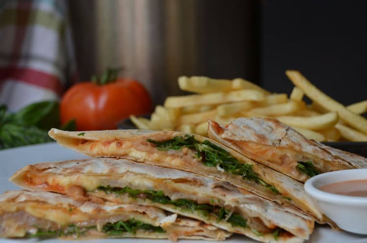 Piadina :Tomato, Mozzarella. artichoke, garlic confit, grilled zucchini (V)