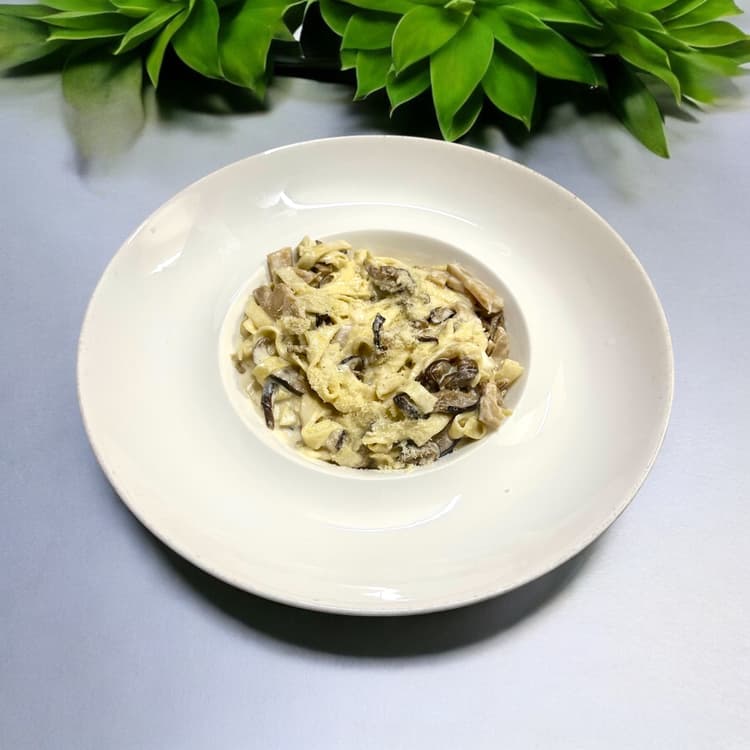 Tagliatelle at the cream and Mushroom